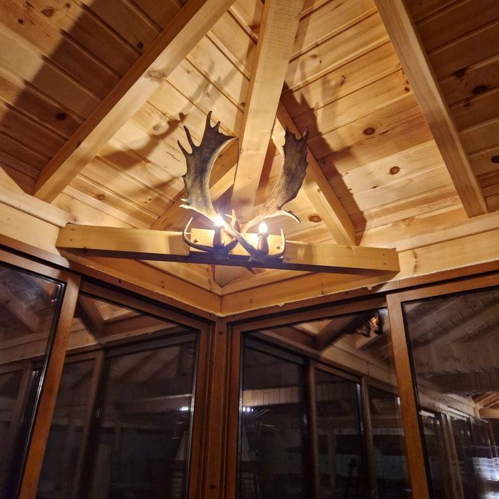 Ръчно изработени осветителни тела от еленови рога!