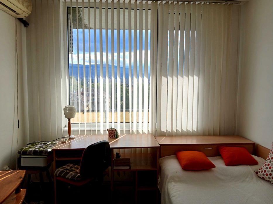 Продавам 4-стаен монолитен апартамент до Камела