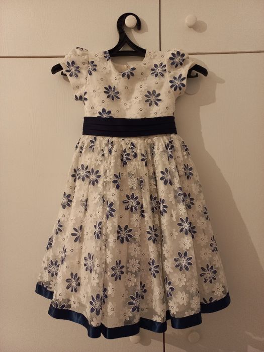 Нарядные платья на девочек и подростков