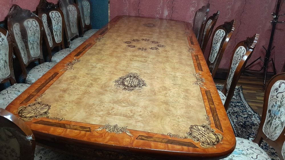 Гостинный стол и стулья в отличном состоянии