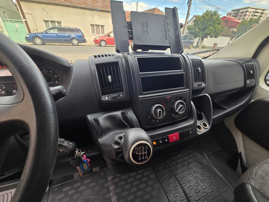 Ambulanța Peugeot Boxer 2,2 Diesel An 2016 / Echipată Complet - import Italia