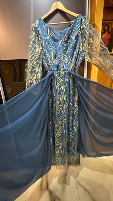 Офицялна Синя рокля носена веднъж