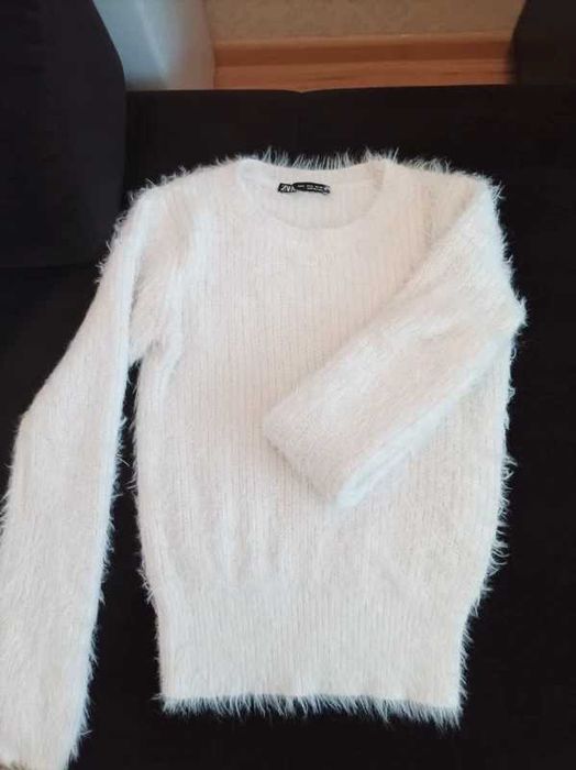 Pulover alb blanita pufos Zara