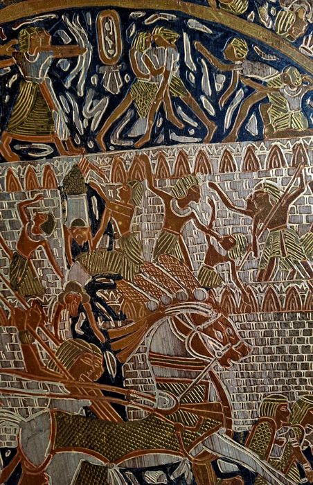 Старинен египетски меден поднос със сребърни и златни орнаменти