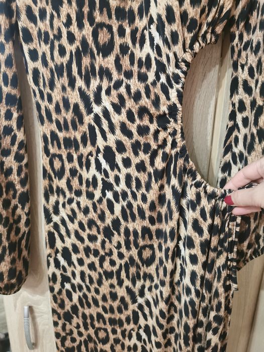 Vând rochie animal print