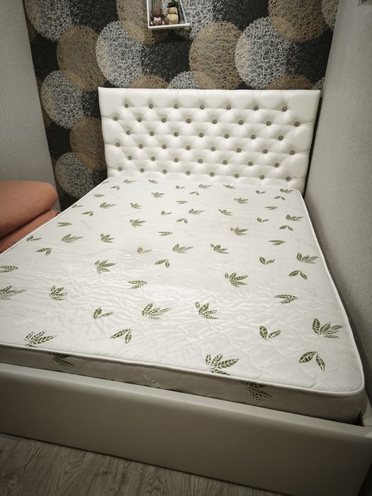 Продам 2х спальную кровать