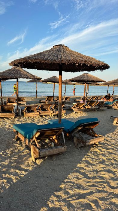 Vand saltele ptr sezlonguri, sezlonguri din lemn si umbrela din stuf