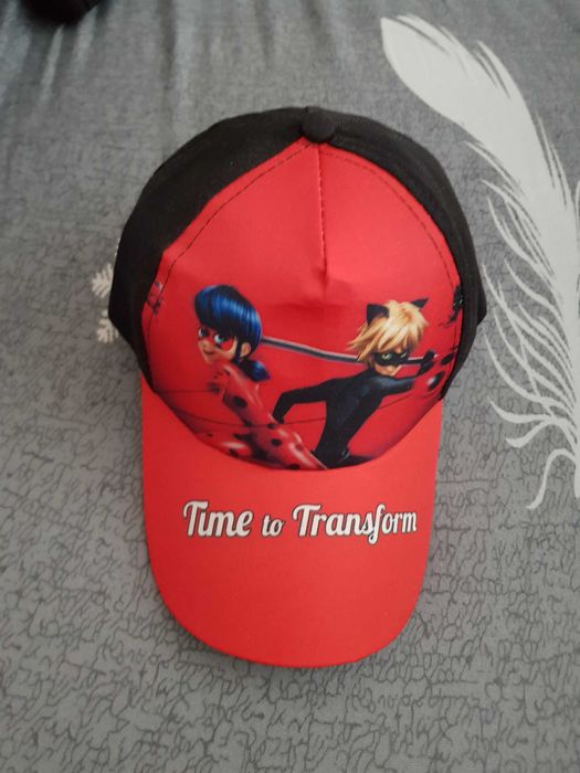 Шапка с козирка Калинката и черния котарак