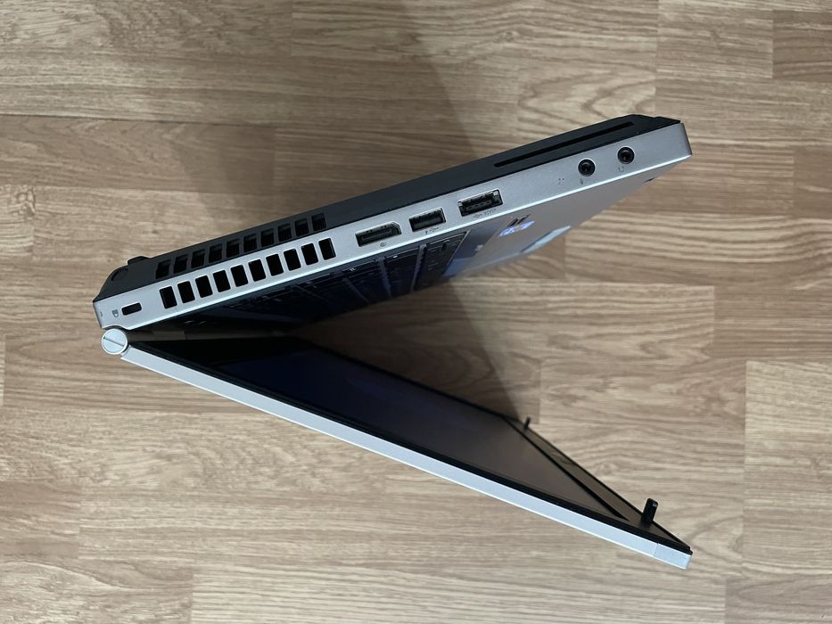 Laptop HP EliteBook intel core i5,2,60GHz,Display 14 inch led,500gb memorie,baterie bună,vine cu încărcător
