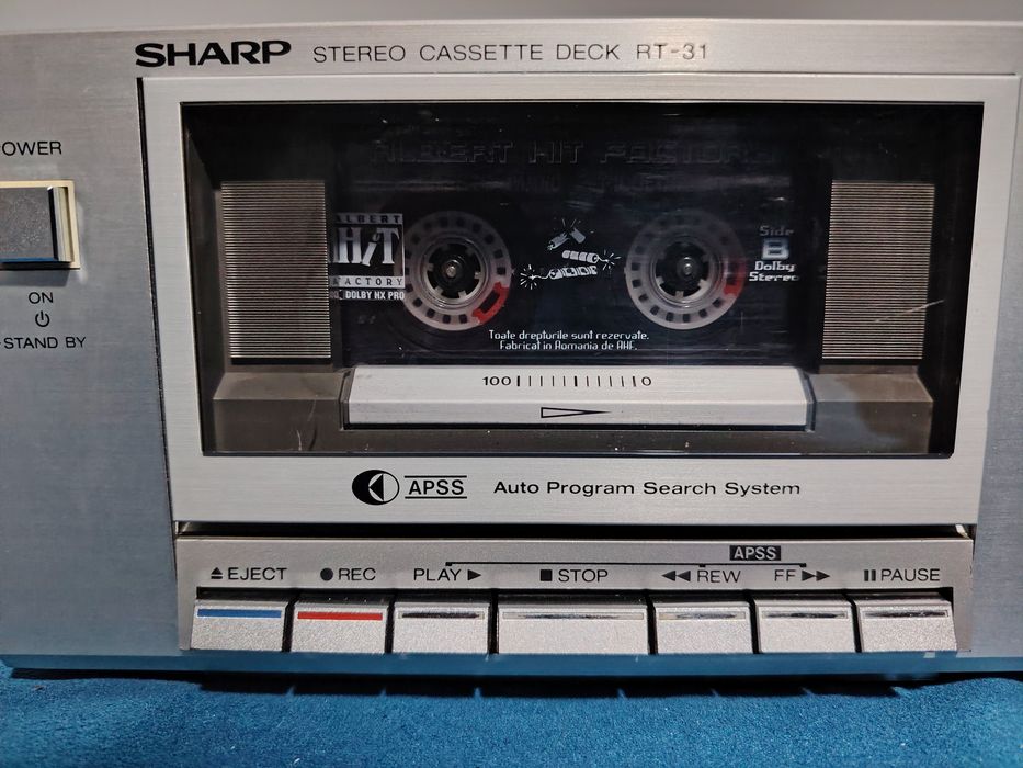 SHARP RT-31H Stereo Cassette Deck cu un defect nu se aude clar și nu se aude volumul tare.