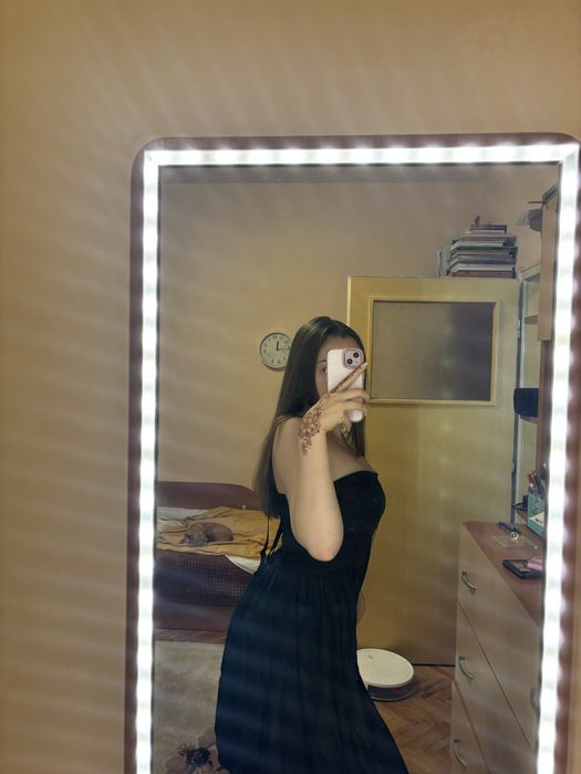 Къса черна рокля