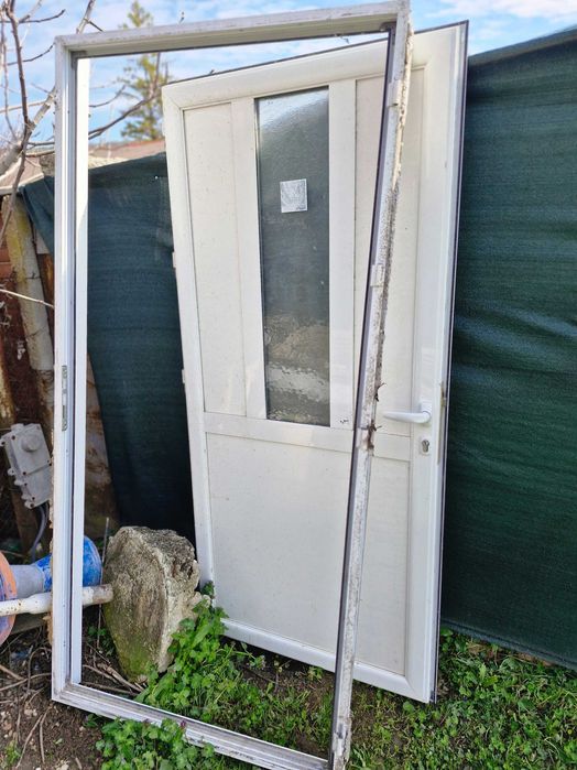 Алуминиева входна врата с ролетна щора