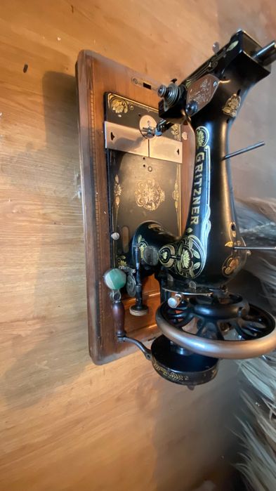 Стара шевна машина в кутия
