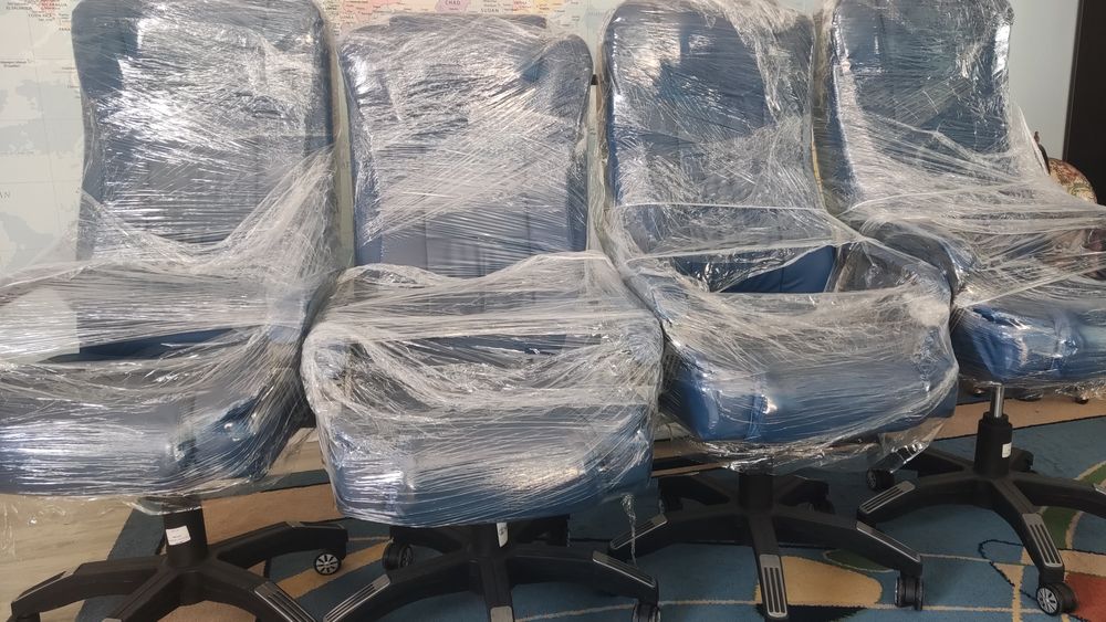 4 стула и 1 стойка для одежды