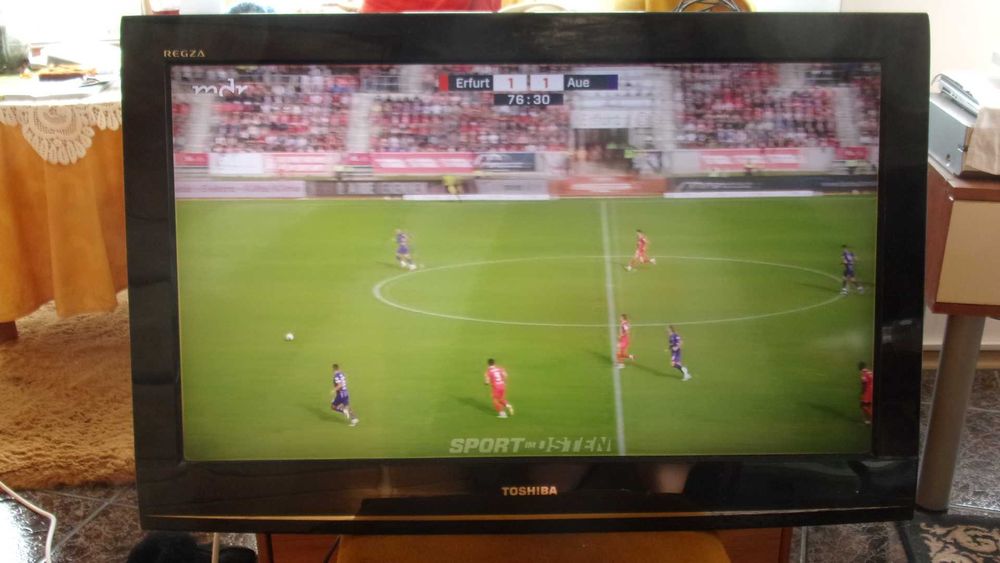TV 32 inch Toshiba HD LED 1368 x 780 with remote controller - full working TV