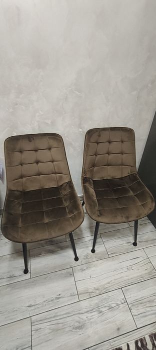 Vând două scaune culoare maro catifea