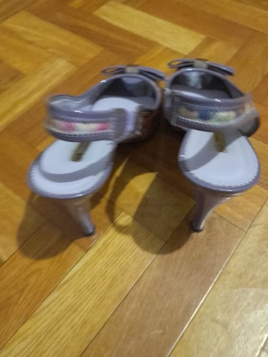 Продам босоножки