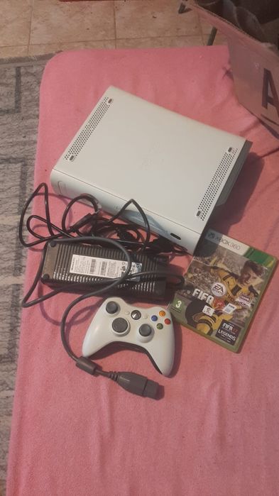 Vând xbox 360 +un joc