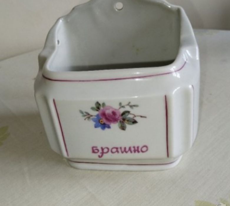 Порцеланови буркани за подправки.