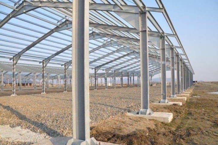 Vând hală metalică de pe stoc 8 m lățime cu 25 lungime cu tot cu montaj la super preț fac și alte mărimi