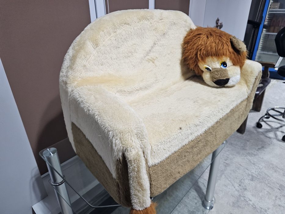 Детская игрушка, диван.