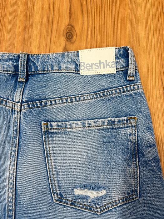Blugi Bershka cu rupturi – Mărimea 36