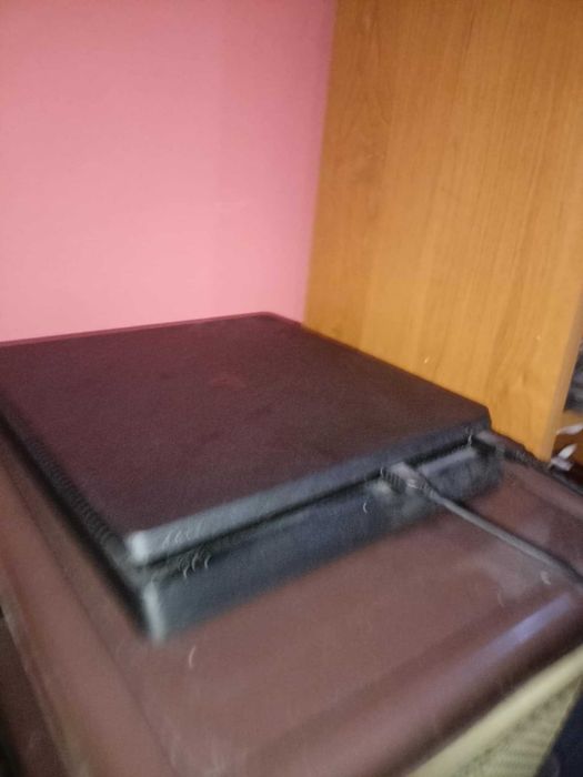 Продавам ps4 slim 500gb на една година