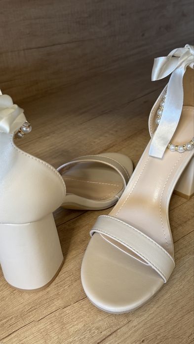 Сандали на ток с перли