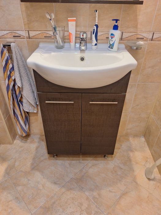 Продавам мивка с шкаф за баня заедно с батерията