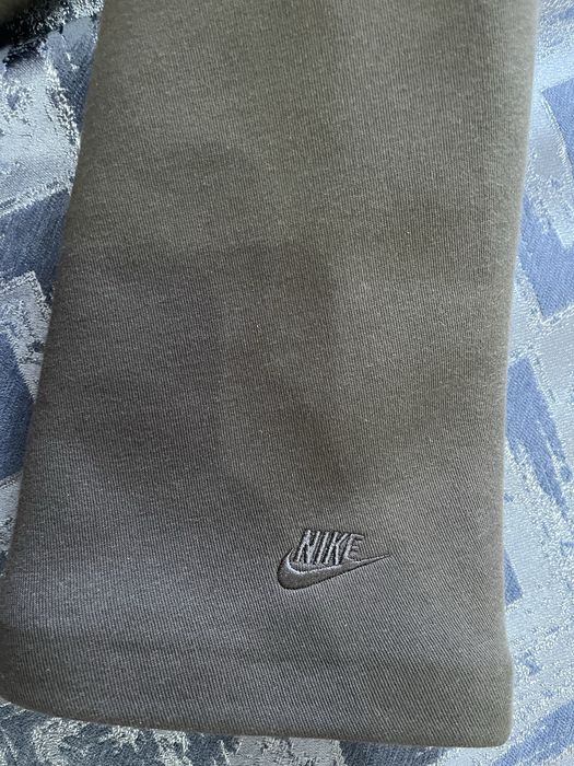 Серое пальто Nike