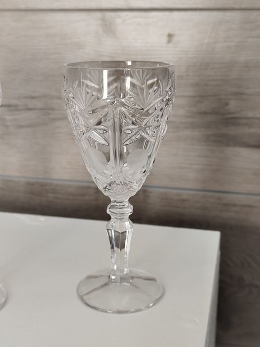 Кристални чаши за коняк и вино.