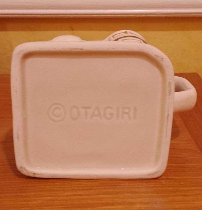 Два порцеланови чайника "Каляска" и "Къща"