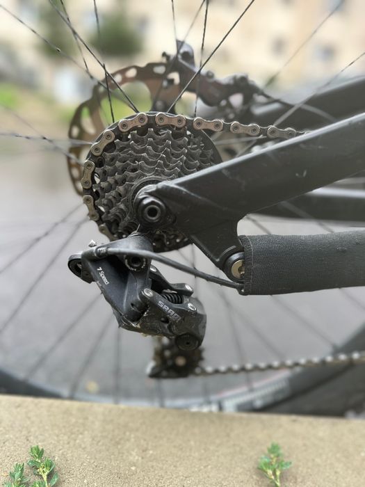 Bicicleta dh bine dotată negociabil