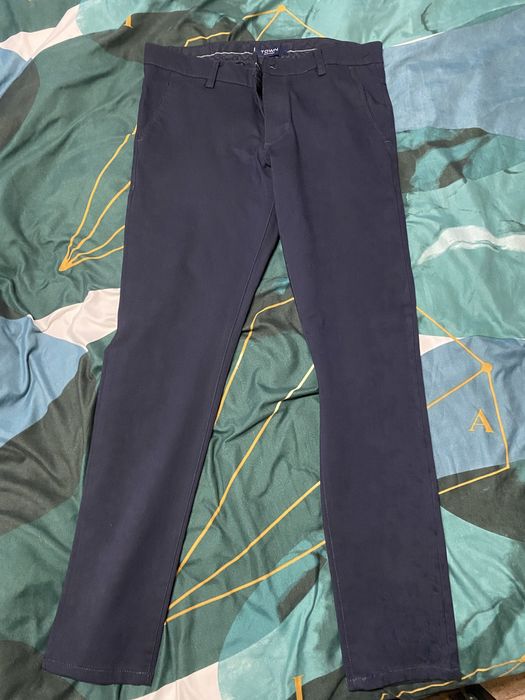 Vand pantaloni eleganti de barbati