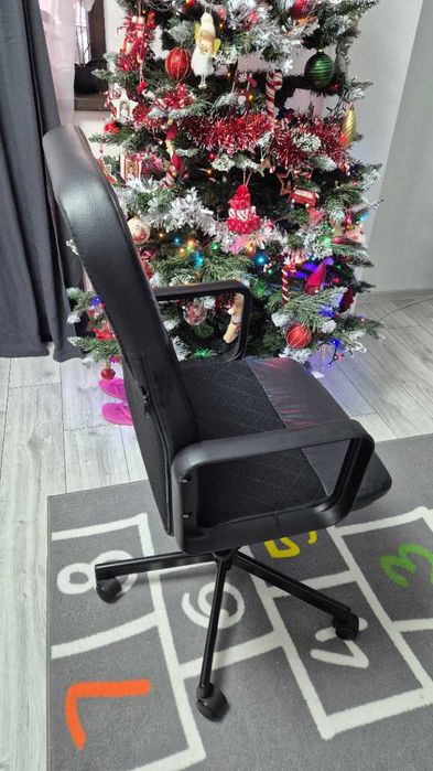 Scaun rotativ IKEA, Bomstad negru