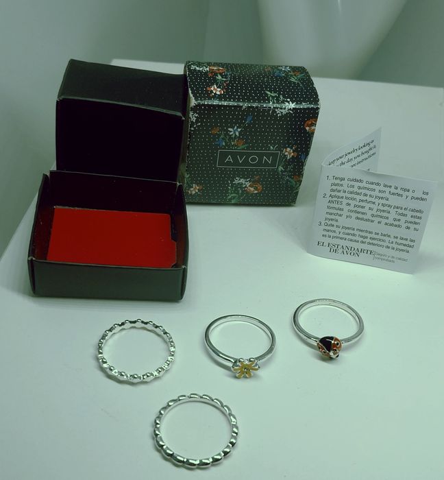 Винтажный набор колечек Avon.