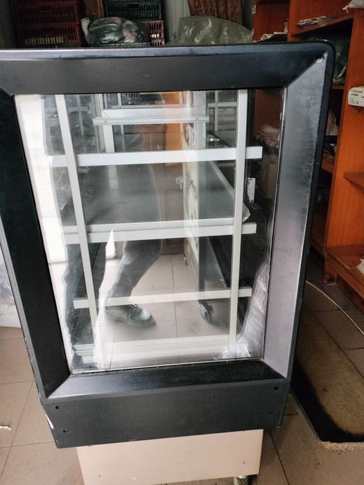 Vând vitrina frigorifica orizontala prajituri