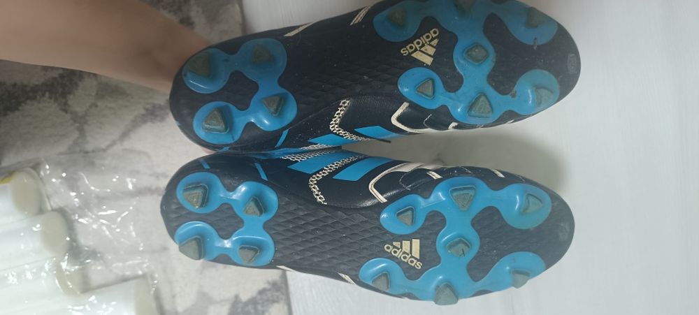 vând ghete de footbal adidas