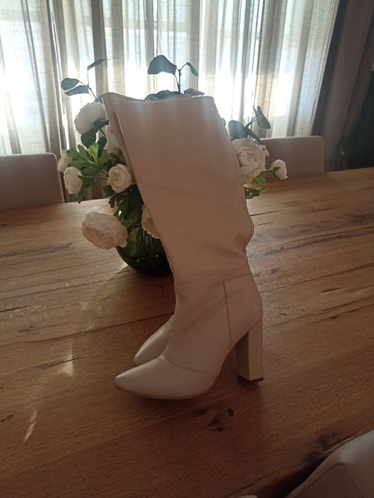 Vând cizme piele crem, ancolette ( Romania)