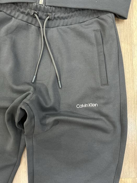 Екип на Calvin Klein
