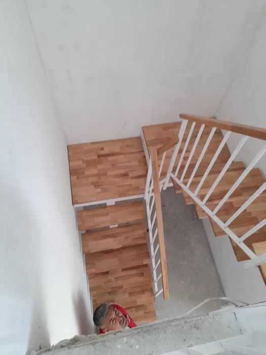Balustrazi, Riflaj, Scări metalice pe vang central
