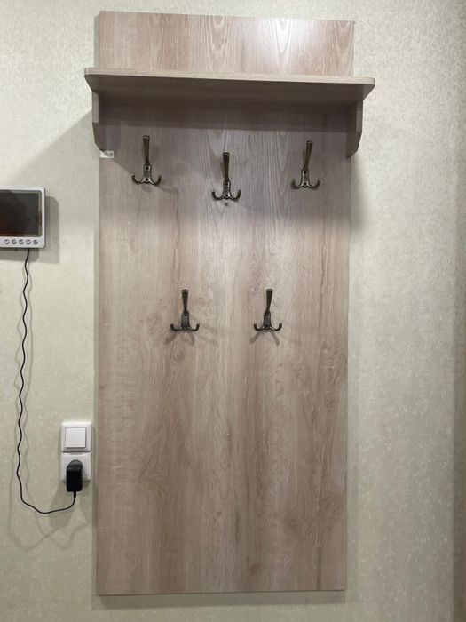 Прихожка, шкаф и вешалка