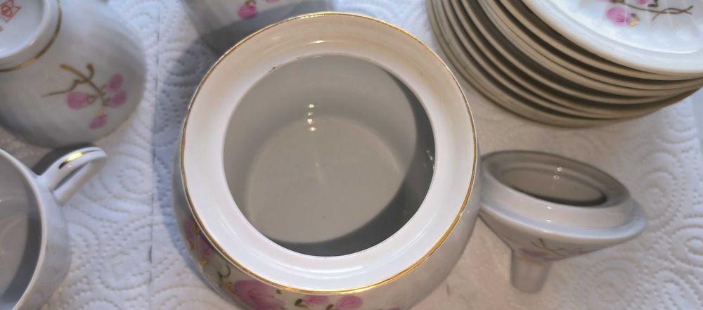 Нови сервизи за кафе и сувенири за сол и пипер и чашки 25g - от фин порцелан, 12 чашки с чинийки, захарница (СССР) и 6 чаши с чинийки (Разград)