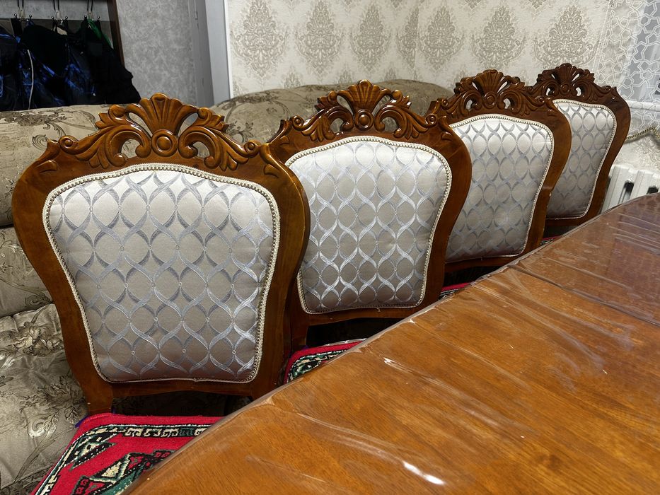 Раскладной стол со стульями