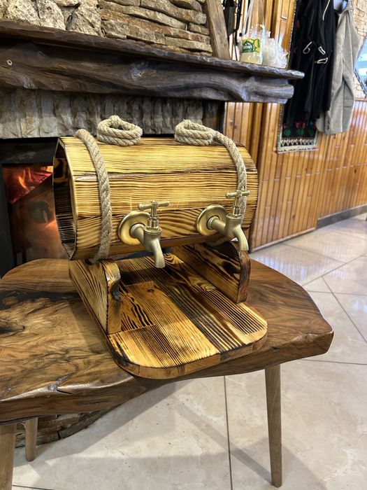 Декоративна дървена бъчва с диспенсър за 2 вида напитки с канелки