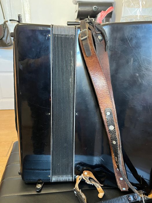 Акордеон Weltmeister Caprice 120 баса.