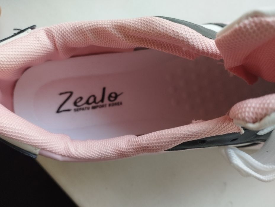 Новые Hello Kitty кроссовки 39.5разм.