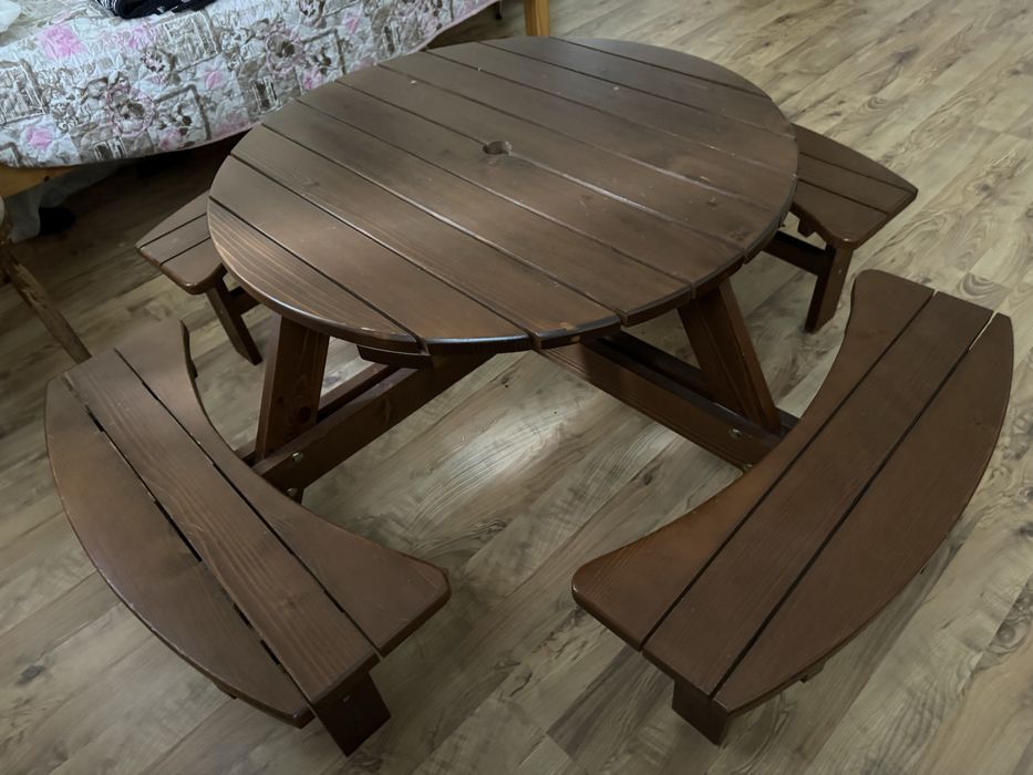 Детска маса с вградени пейки