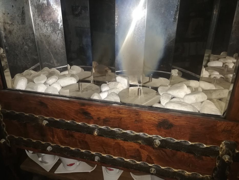 Șemineu pentru interior și vinoteca