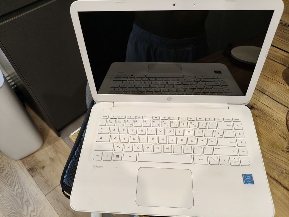 Laptop HP Stream alb, ideal pentru școală, filme și office